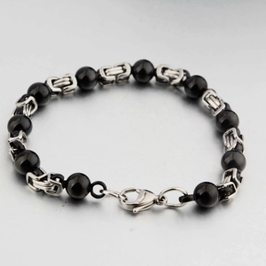 Bracciale bizantino in acciaio al titanio con perle nere lucide e chiusura a moschettone