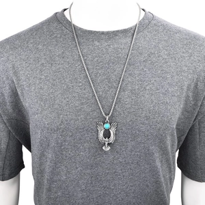 Collier avec pendentif aigle en argent et turquoise sur un mannequin blanc
