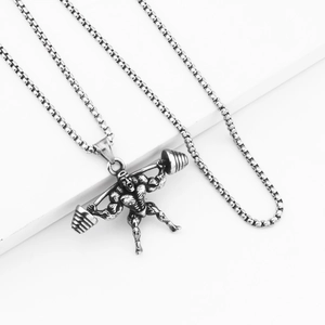 Dettaglio della collana con ciondolo sollevatore pesi e finitura in argento ossidato