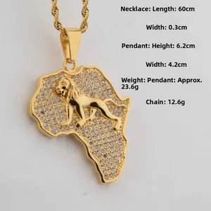 Detailansicht des goldenen Afrika-Kartenanhängers mit Löwenkopf und Strasssteinen am Halskette