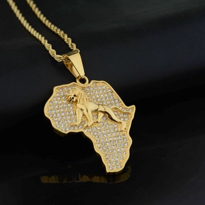Goldene Halskette mit Afrika-Anhänger, Löwen-Relief und Strasssteinen an der Kordelkette