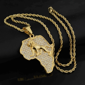Halskette mit goldener Afrika-Karte, Löwen-Relief und glitzernden Zirkonia-Steinen