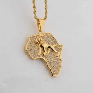 Goldene Afrika-Landkarte Halskette mit Löwen-Relief und Kristallen an einer Kordelkette