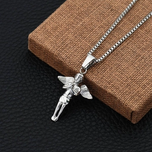 Colgante de ángel plateado pulido con cadena de caja sobre un pedestal texturizado