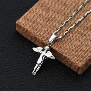 Collar con colgante de ángel en plata pulida con una cadena box para hombres y mujeres