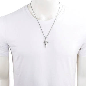 Collar con colgante de ángel orando en plata con cadena de eslabones cuadrados pulida