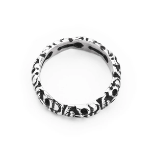 Bague gothique en acier inoxydable oxydé avec gravure de crânes style punk