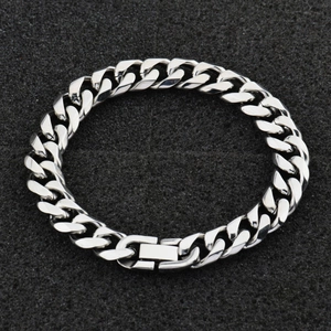 Detailansicht eines silbernen Panzerarmbands mit Hochglanzfinish und Faltverschluss