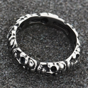 Bague tête de mort style gothique en acier inoxydable avec finition argent vieilli