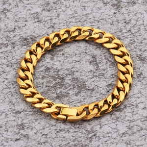 Nahaufnahme der goldenen Panzerkette mit poliertem Finish und sicherem Faltverschluss