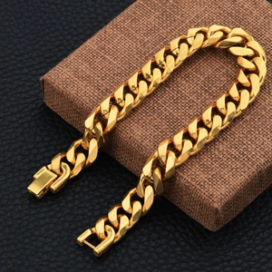 Detail eines vergoldeten Herren-Panzerarmbands mit sicherem Faltverschluss