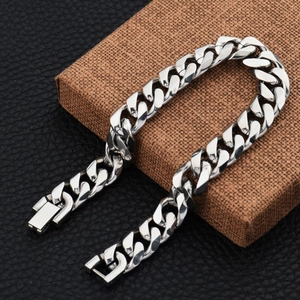 Detailaufnahme des silbernen Panzerarmbands aus Titanstahl auf Lederverpackung