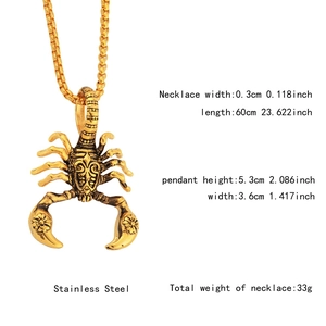 Detailansicht des goldenen Skorpion-Anhängers aus Edelstahl mit Maßen und Boxkette