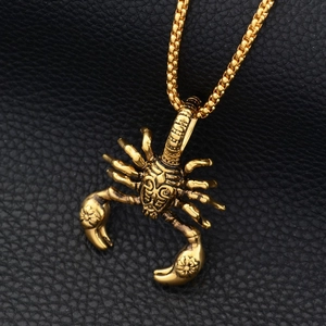 Retro-Skorpion-Anhänger in Gold mit detaillierter Totem-Gravur an einer Box-Kette