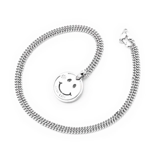 Détail du pendentif argenté avec visage souriant et gravure LOVE Life sur la chaîne