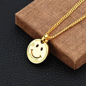 Collier Pendentif Visage Souriant en Acier Titane Love Life Trèfle Gravé Disque Rond Unisexe Bijoux de Mode