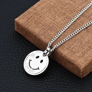 Collier argenté avec pendentif smiley et gravure Love Life sur cuir noir élégant
