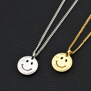 Collier avec pendentif smiley minimaliste en or et argent avec chaîne gourmette
