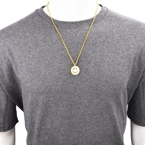 Collier minimaliste doré avec pendentif visage souriant et plaque ronde sur chaîne maille