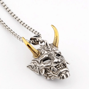 Pendentif masque Hannya japonais bicolore argent et or avec une chaîne box en acier vintage