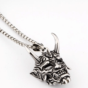 Collier avec pendentif masque Hannya en acier vintage avec chaîne carrée à perles