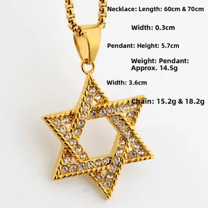 Détail du pendentif Étoile de David dorée serti de strass avec sa chaîne box en métal