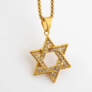 Détail du pendentif hexagramme doré avec pierres de zircone et chaîne vénitienne