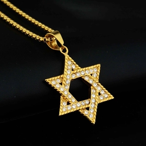 Pendentif étoile hexagramme plaqué or avec zircons sur fond de cuir noir