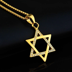 Pendentif hexagramme doré poli avec zircons scintillants sur une chaîne à mailles carrées