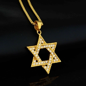 Pendentif étoile à six branches plaqué or serti de strass sur fond en cuir noir