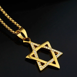 Collier pendentif étoile hexagramme hip hop en finition dorée avec cristaux blancs