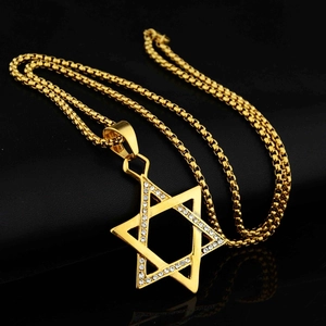 Collier doré avec pendentif étoile de David et zircons brillants sur chaîne box