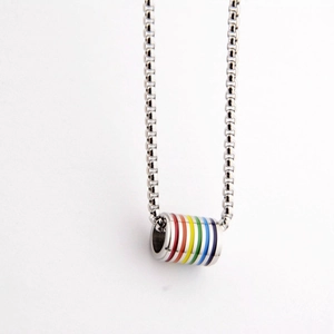 Collana hip hop in acciaio al titanio con ciondolo a dado arcobaleno su catena argento