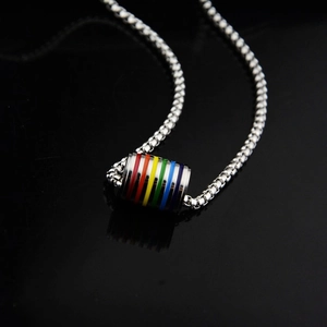 Collana con pendente a cilindro a righe arcobaleno unisex con catena box in acciaio titanio