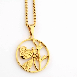 Detail der goldenen Libellen-Anhänger Halskette mit feinen Flügeln und Boxkette
