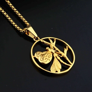 Goldene Titanstahl-Libellen-Halskette mit hohlem Design und eleganter Box-Kette