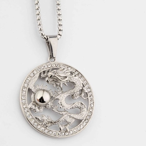 Makroaufnahme von Silber-Drachenanhänger-Halskette mit funkelnden Diamanten und Hohlcarving