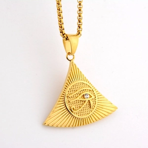 Dettaglio del ciondolo a triangolo d'oro Occhio di Horus con trama radiante e zircone