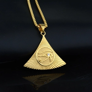 Collana in acciaio dorato con pendente triangolo Occhio di Horus e cristallo per unisex