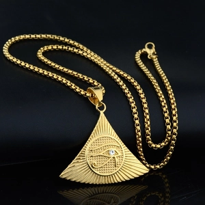 Collana in acciaio inossidabile dorato con pendente Occhio di Horus e cristallo su fondo nero