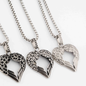 Ensemble de colliers avec pendentif cœur ailé serti de diamants et chaîne à maille carrée