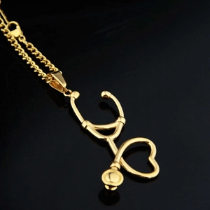 Collier avec pendentif stéthoscope cœur doré poli sur une chaîne à maillons fins