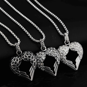 Collier avec pendentif cœur et ailes gothique en acier et cristaux brillants