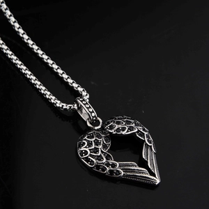 Pendentif cœur avec ailes de plumes et zircon noir sur collier chaîne boîte argentée