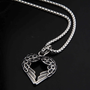 Pendentif cœur et ailes gothique en acier vintage avec pierres de zircon noir