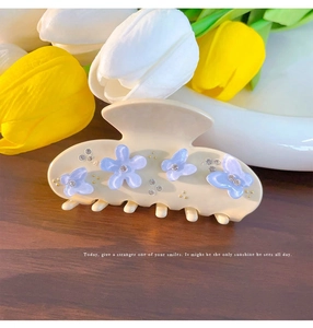 Dettaglio molletta per capelli crema con fiori 3D viola e decorazioni a farfalla