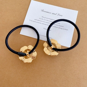 Set di due elastici per capelli neri con ciondoli a forma di camelia in metallo dorato