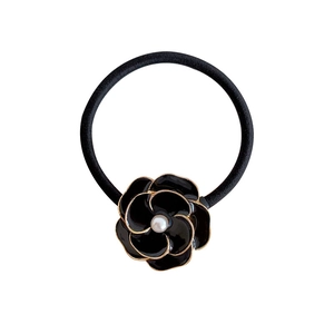 Elegante elastico per capelli con camelia nera, bordi dorati e perla su fascia elastica
