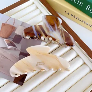 Lot de grandes pinces à cheveux en acétate écaille de tortue et motifs marbre crème