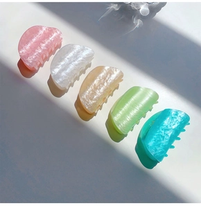 Set de cinco pinzas para el cabello semicirculares nacaradas en colores pastel suave